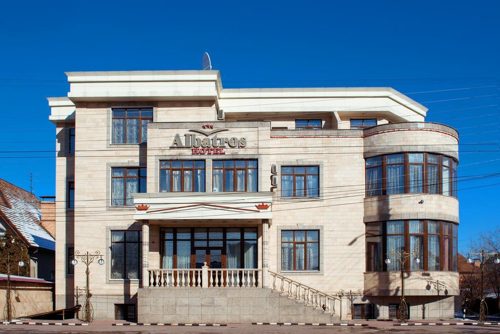 Albatros Hotel Bischkek Exterior foto